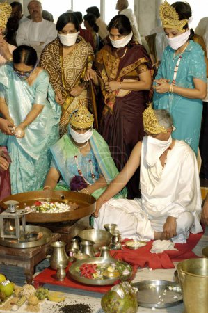 Téléchargez les photos : Prière spéciale offerte par la communauté religieuse Jain en Inde - en image libre de droit