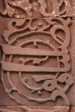 Koran-Inschrift in Qutb Minar Komplex aus dem Jahr 1311rotem Sandsteinturm, indo-muslimische Kunst, Sultanat Delhi, Delhi, Indien UNESCO-Weltkulturerbe