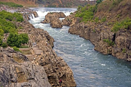 Téléchargez les photos : Rivière narmada à travers les roches de marbre contre les chutes de Dhuandhar ; Bedaghat ; Jabalpur ; Madhya Pradesh ; Inde - en image libre de droit