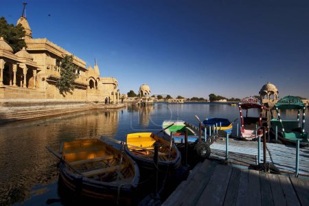 Téléchargez les photos : Bateaux, Lac Gadsisar, Jaisalmer, Rajasthan, Inde - en image libre de droit
