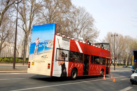 Foto de Escena callejera, autobús turístico abierto de color rojo, Branly, París, Francia, Europa - Imagen libre de derechos