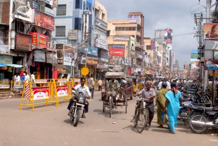 Téléchargez les photos : Rue bondée très fréquentée, Netaji Road, Madurai, Tamil Nadu, Inde - en image libre de droit