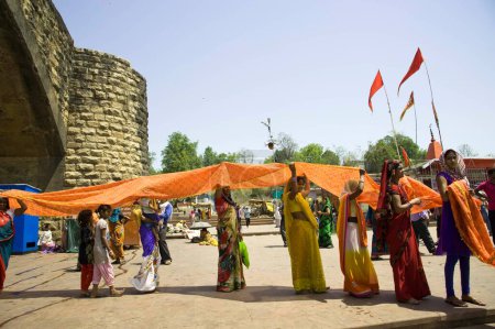 Téléchargez les photos : Pèlerins en route pour chunari yatra, jabalpur, madhya pradesh, Inde, Asie - en image libre de droit