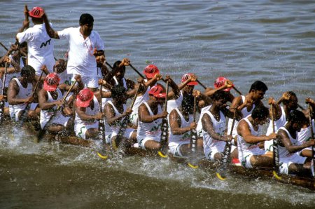 Foto de Hombres que participan en Nehru Boat Race Festivals, la onam Snake Boat Race, Alappuzha, Kerala, India - Imagen libre de derechos