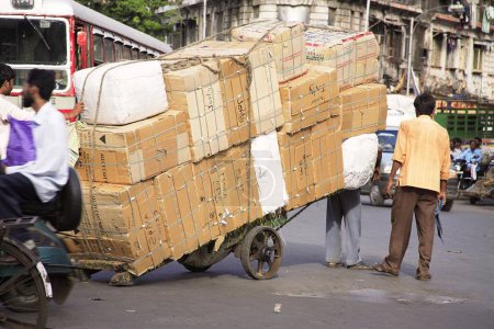 Téléchargez les photos : Homme tirant chariot à main ; Sardar Vallabhbhai Patel route ; Grant route ; Bombay maintenant Mumbai ; Maharashtra ; Inde - en image libre de droit