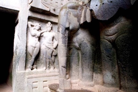 Téléchargez les photos : Statue d'éléphant dans les grottes bouddhistes de Karla les plus beaux exemples de grottes anciennes taillées dans la roche construites au IIIe siècle avant JC par le moine bouddhiste ; Karla ; Maharashtra ; Inde - en image libre de droit