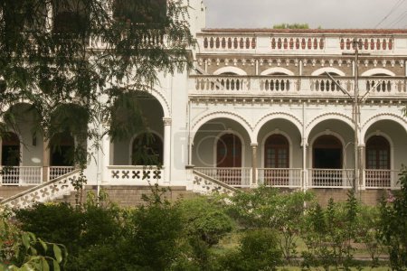 Architecture en forme d'arcs de lobby du palais Aga Khan construit en 1892 par le sultan Mohamed Shah ; Pune ; Maharashtra ; Inde