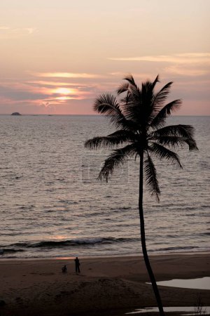 Sonnenuntergang am Strand; Dorf Bhogwe; Konkan; Distrikt Sindhudurga; Maharashtra; Indien