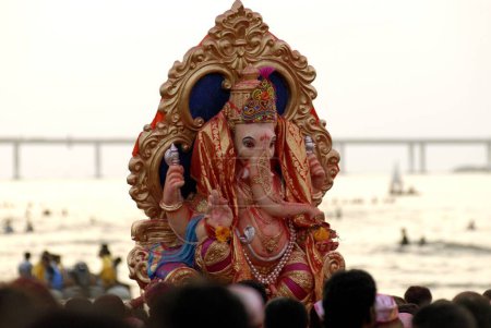 Foto de Inmersión del ídolo del señor Ganesh ganpati sentado en el trono de oro en la playa de Dadar Bombay Mumbai; Maharashtra; India - Imagen libre de derechos
