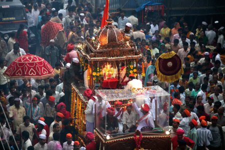 Téléchargez les photos : Processions royales d'immersion du seigneur Ganesh organisées par Shrimant Raja Saheb Vijaysingh Rao Patwardhan, Sangli, Maharashtra, Inde - en image libre de droit
