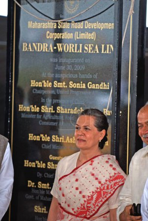 Foto de Presidente de la UPA y presidente del partido del congreso sonia gandhi en la inauguración del enlace marítimo Bandra Worli Rajiv Gandhi, Bombay Mumbai, Maharashtra, India 30 de junio de 2009 - Imagen libre de derechos