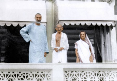 Foto de Abdul ghaffar Khan, Mahatma Gandhi y Kasturba de pie balcón, Mumbai, India, Asia, 1940 - Imagen libre de derechos