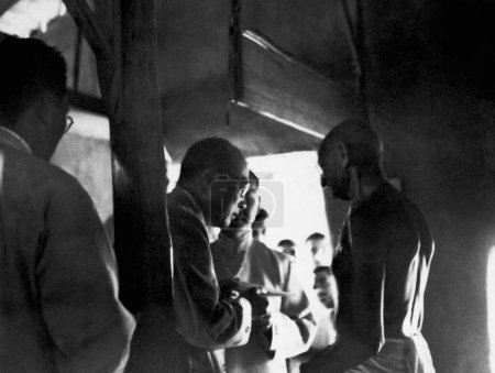 Foto de Mahatma Gandhi hablando con visitantes extranjeros en el Ashram Sevagram, 1940 - Imagen libre de derechos