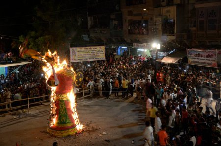 Téléchargez les photos : Burning ravana effigy Dussehra festival, jodhpur, rajasthan, Inde, Asie - en image libre de droit