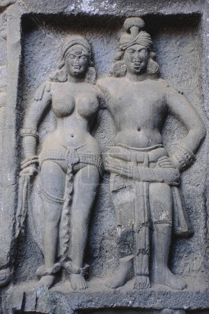 Téléchargez les photos : Couple donateur sculpté dans les grottes de Karla, près de Lonavala, Maharashtra, Inde, Asie - en image libre de droit