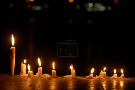 Foto de Velas de cera iluminadas para celebrar el Festival Gudi Padva; Año nuevo de la religión hindú; Tanque Masunda; Thane; Maharashtra; India - Imagen libre de derechos