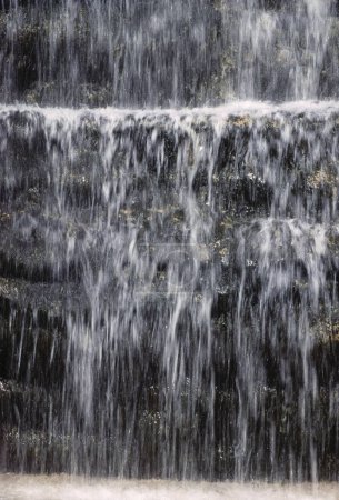 Téléchargez les photos : Chute d'eau artificielle dans le jardin rocheux, chandigarh UT, Inde - en image libre de droit