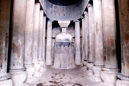 Foto de Stupa en cuevas budistas Karla mejores ejemplos de antiguas cuevas cortadas en roca construidas en el siglo III a.C. por monje budista, Karla, Maharashtra, India - Imagen libre de derechos