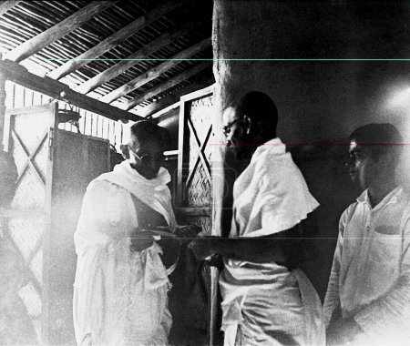 Foto de Mahatma Gandhi y Vinoba Bhave con otra persona durante el Satyagraha Individual en el Ashram Sevagram, 1941 - Imagen libre de derechos