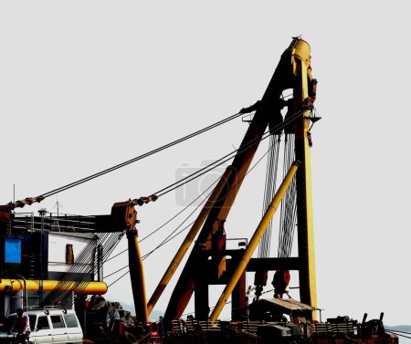 Foto de Hércules asiáticos grúa flotante con capacidad de 1600 tonos métricos erigiendo mar Bandra Worli; Bombay Mumbai; Maharashtra; India - Imagen libre de derechos