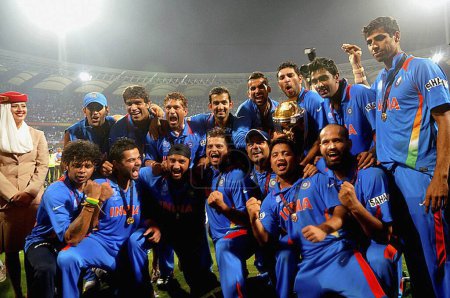 Téléchargez les photos : Les joueurs de cricket indiens célèbrent avec le trophée après avoir battu le Sri Lanka lors du match final de la Coupe du monde de cricket 2011 de l'ICC au stade Wankhede à Mumbai en Inde le 2 avril 2011. - en image libre de droit