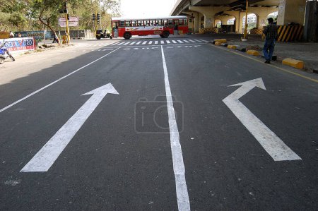 Foto de Señales de tráfico en la autopista Eastern Express en Vikhroli, Mumbai Maharashtra, India - Imagen libre de derechos