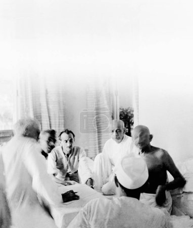Téléchargez les photos : Mahatma Gandhi en discussion avec Pyarelal Nayar, Abdul Kalam Maulana Azad, Acharya Kripalani et Sardar Vallabhbhai Patel à Birla House, Mumbai, 1945 - en image libre de droit