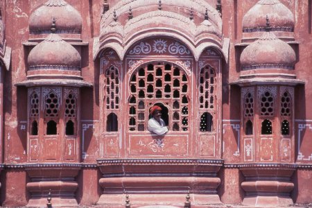 Foto de Hombre Rajasthani en Hawa Mahal en Jaipur, Rajasthan, India - Imagen libre de derechos