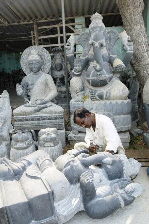 Téléchargez les photos : Un sculpteur réalisant des sculptures à Mahabalipuram, Tamil Nadu, Inde - en image libre de droit