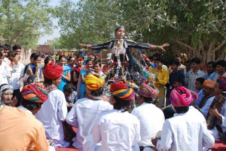 Téléchargez les photos : Folk, Kalbelia danse pendant le festival Marwar, Jodhpur, Rajasthan, Inde - en image libre de droit