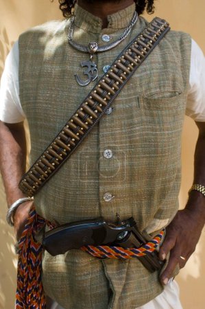 Foto de Villano del cine o dakiat en los estudios SL con pistola, Bombay Mumbai, Maharashtra, India - Imagen libre de derechos