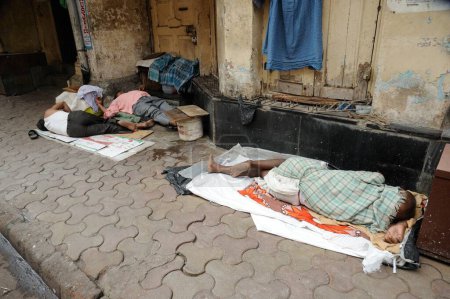 Téléchargez les photos : Homeless man sleeping on footpath, mumbai, maharashtra, Inde, Asie - en image libre de droit