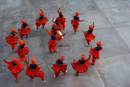 Foto de Hombres realizando danza tradicional de gair, Jodhpur, Rajasthan, India - Imagen libre de derechos