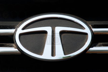 Foto de Emblema de TATA Automobile; pueblo Jambhulwadi; distrito de Raigad; Maharashtra; India - Imagen libre de derechos