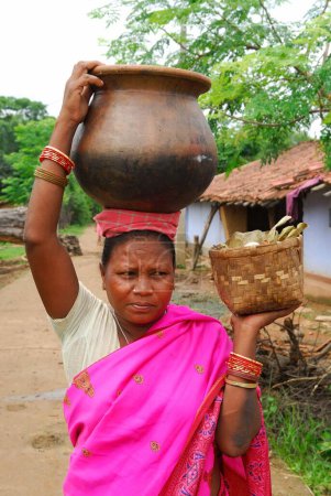 Téléchargez les photos : Tribus Ho femme portant pot et panier, Chakradharpur, Jharkhand, Inde - en image libre de droit