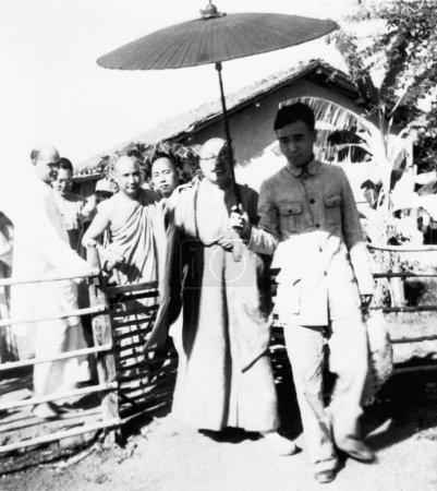 Foto de Mahadev Desai, un monje budista de Japón y otros en el Ashram Sevagram, 1940 - Imagen libre de derechos