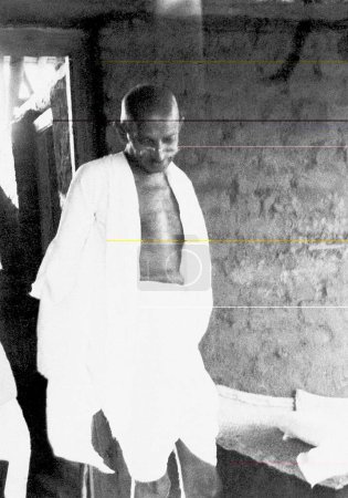 Téléchargez les photos : Mahatma Gandhi, écoutant les autres dans sa cabane à l'Ashram de Sevagram, 1940 - en image libre de droit