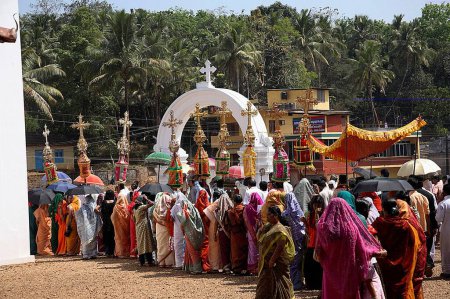 Téléchargez les photos : Religion, chrétienne, chrétienne syrienne, procession avec les croix décoratives près de Marthoman Cheriyapally, église St Thomas à Kohamangalam, Enakulam, Kerala, Inde - en image libre de droit