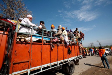 Foto de Personas que viajan sentadas en camión en Punjab, India - Imagen libre de derechos