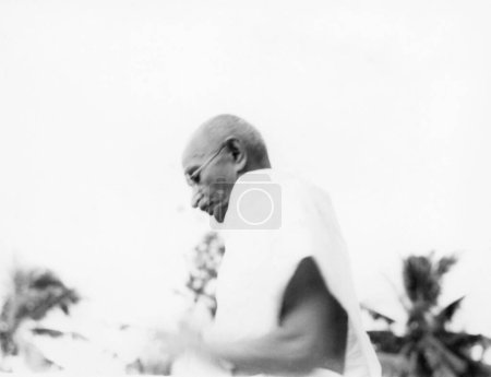 Téléchargez les photos : Mahatma Gandhi lors d'une réunion de prière à Rungta House ; Mumbai ; 1942 ; Inde - en image libre de droit
