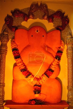 Téléchargez les photos : Réplique de l'idole de shree mayureshwar de morgaon l'un des ashtvinayak lord ganesh pour le festival ganpati à Pune, Maharashtra, Inde - en image libre de droit