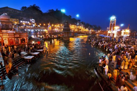 Foto de Aarti Tiempo a orillas del río de las pandillas, Har ki Poudi, Haridwar, Uttranchal India - Imagen libre de derechos