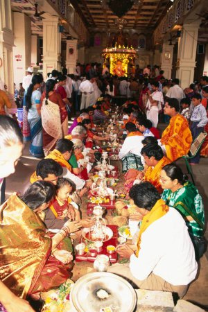 Téléchargez les photos : Couples adorant à dagdu seth halwai Ganesh, Ganesh ganpati Festival Chef d'éléphant Lord procession, pune, maharashtra, Inde - en image libre de droit