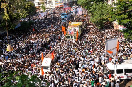 Téléchargez les photos : Balasaheb Thackeray Procession funéraire Coups de feu de foule et coups de feu généraux sur la route Mumbai maharashtra Nov 2012 - en image libre de droit