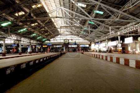Foto de Victoria terminus vt now chhatrapati shivaji terminus platform , Bombay Mumbai , Maharashtra , India - Imagen libre de derechos