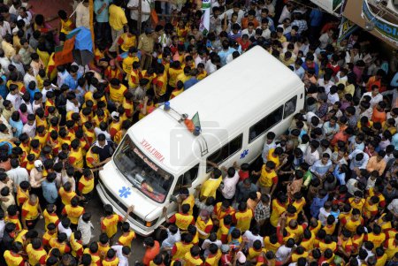 Foto de Vista aérea de la gente y ambulancia en Dahikala, Janmashtami janmashtmi gokul ashtami govinda festival, Dadar, Bombay ahora Mumbai, Maharashtra, India - Imagen libre de derechos