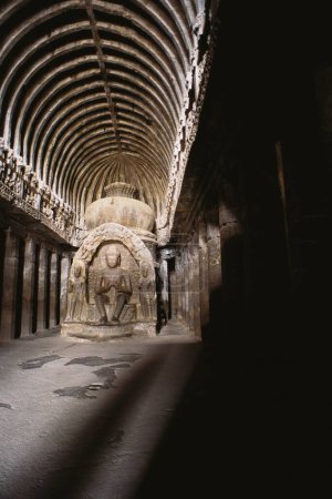 Téléchargez les photos : Statue et stupa de Bouddha, grotte d'Ellora NO.4, Aurangabad, Maharashtra, Inde - en image libre de droit
