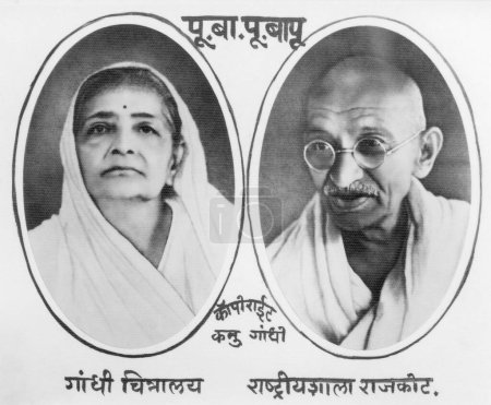 Foto de Retratos de Kasturba Gandhi y Mahatma Gandhi Ba y Bapu con línea de copyright y dirección de Kanu Gandhi, 1950, India - Imagen libre de derechos