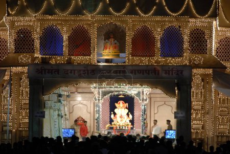Téléchargez les photos : Décoration richement illuminée de Dagduseth Halwai Ganapati, Festival Ganapati à Pune, Maharashtra, Inde, Asie - en image libre de droit