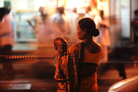 Foto de Prostituta con niño en Kamathipura, Bombay Mumbai, Maharashtra, India - Imagen libre de derechos